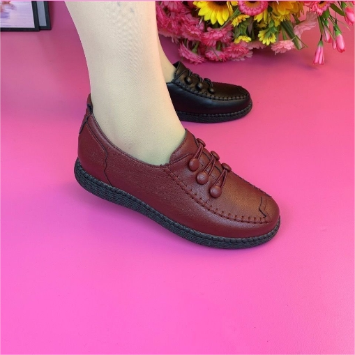 Zapatos de piel con botones y suela blanda..