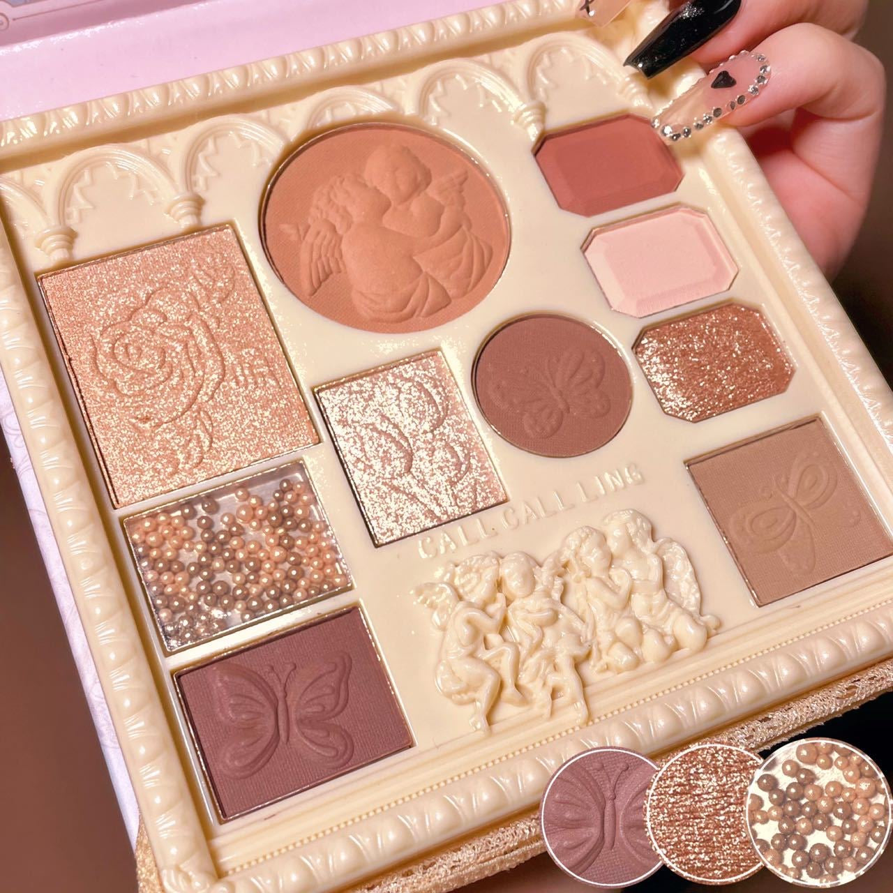 Paleta de sombras de ojos con ángel en relieve