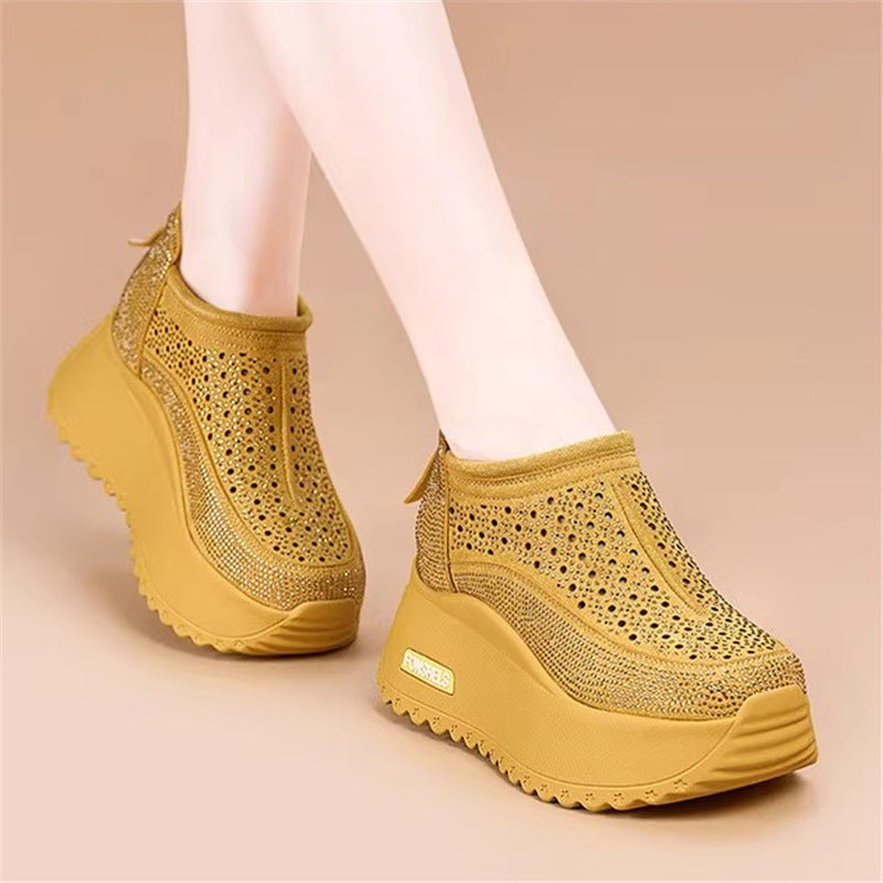 Sandalias con agujeros y diamantes de imitación