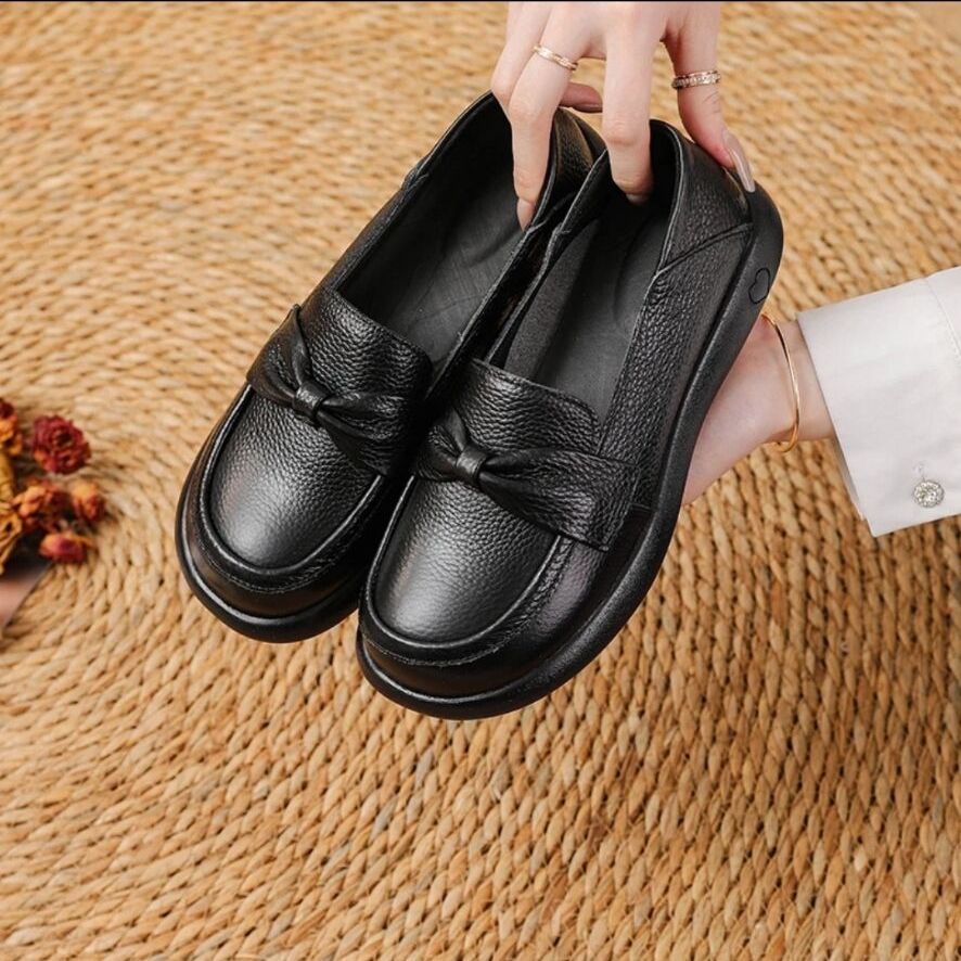 Zapatos de Piel Suave con Corte Bajo y Detalle de Lazo