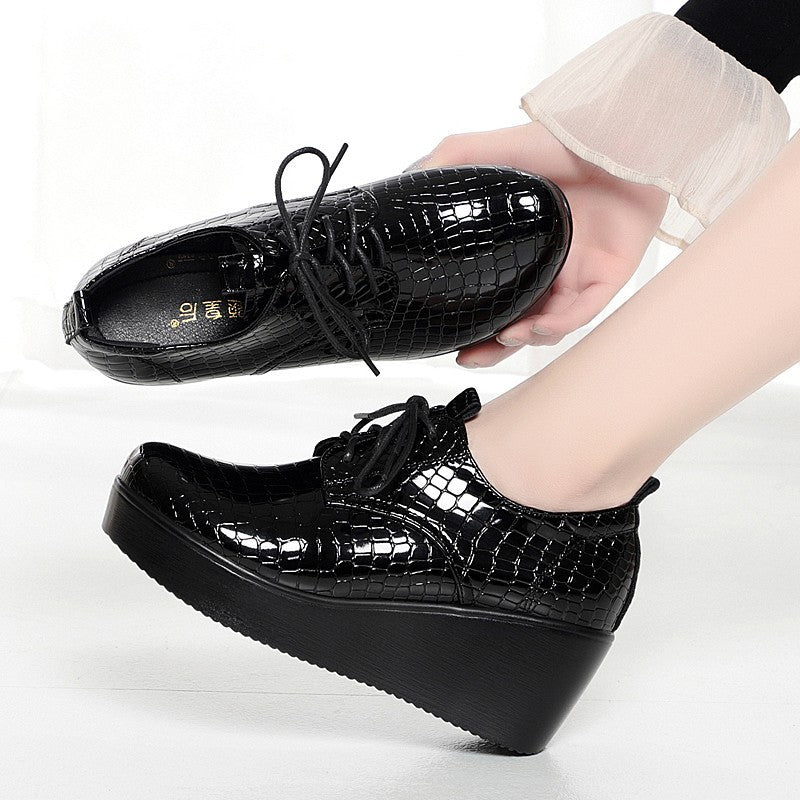 Zapatos de cuña de piel de cocodrilo