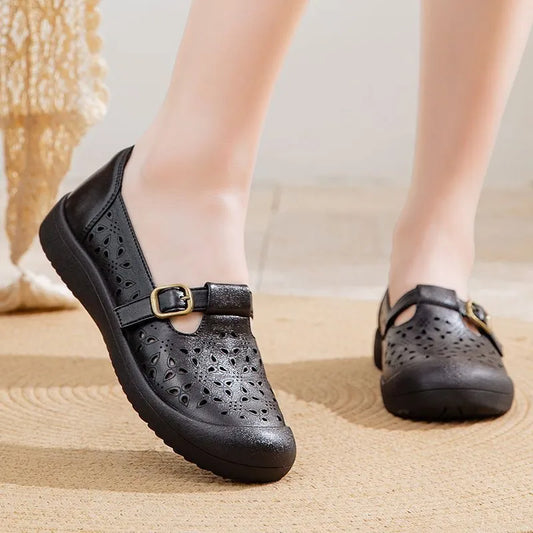 Zapatos de cuero hueco con suela blanda