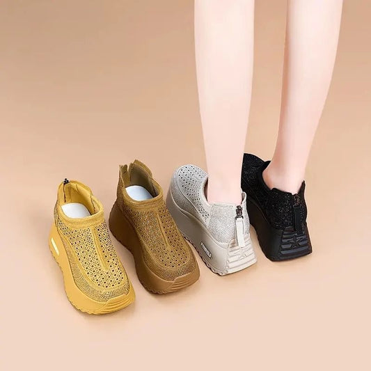 Sandalias con agujeros y diamantes de imitación