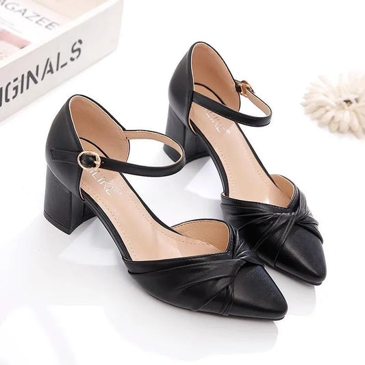 Tacones altos con lazo y hebilla