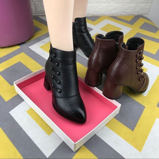 Tacones altos con botones y punta puntiaguda