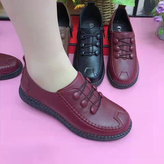 Zapatos de piel con botones y suela blanda..