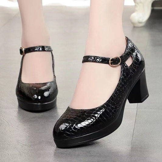 Tacones altos de piel con forma de cocodrilo