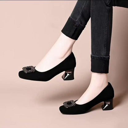 Zapatos de piel suave con pedrería y tacón medio