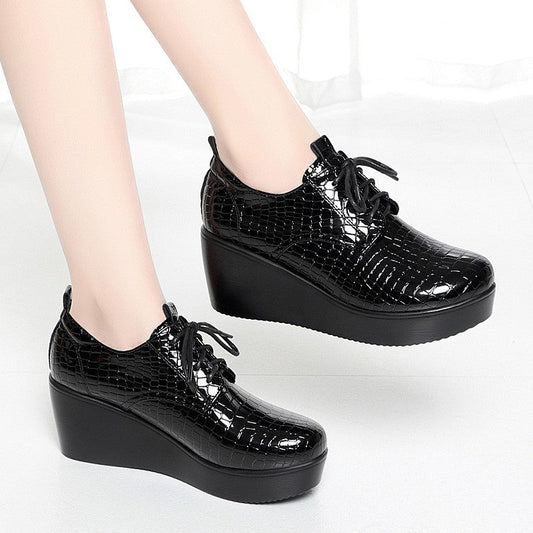 Zapatos de cuña de piel de cocodrilo