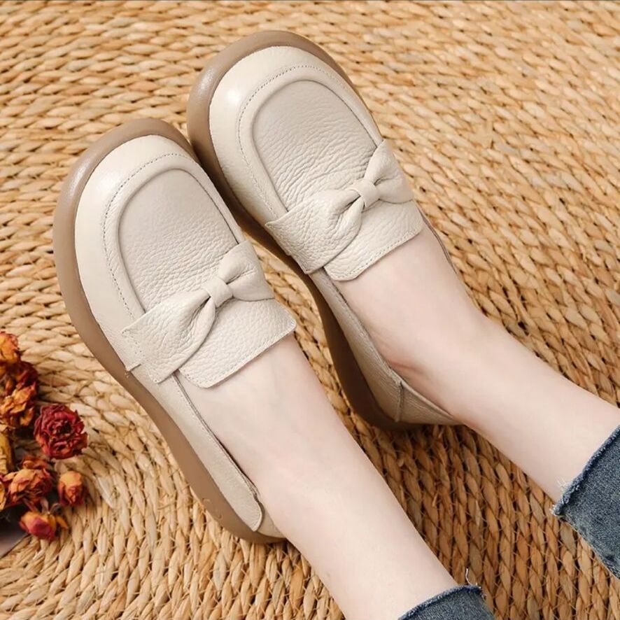 Zapatos de Piel Suave con Corte Bajo y Detalle de Lazo
