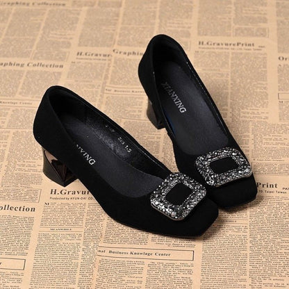 Zapatos de piel suave con pedrería y tacón medio