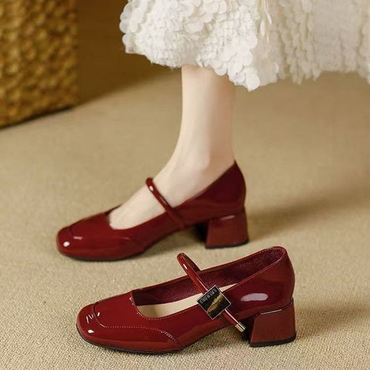 Elegantes zapatos de mujer de charol de boca baja