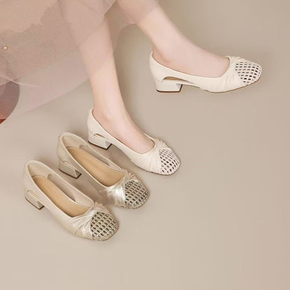 Zapatos de tacón grueso con diseño calado y tejido moderno
