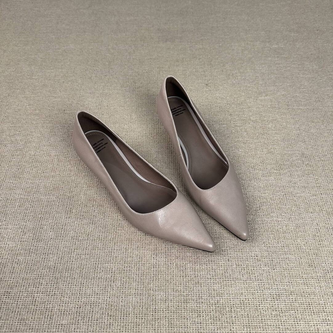 Zapatos de piel de punta afilada con tacón de cuña y estilo minimalista