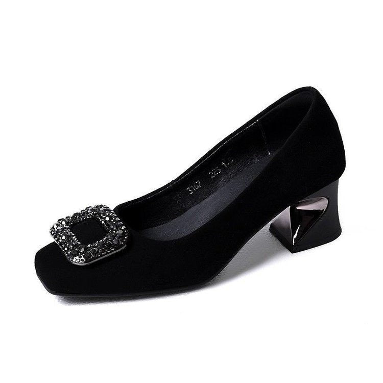 Zapatos de piel suave con pedrería y tacón medio