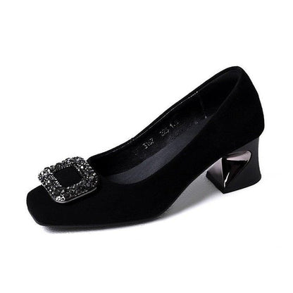 Zapatos de piel suave con pedrería y tacón medio