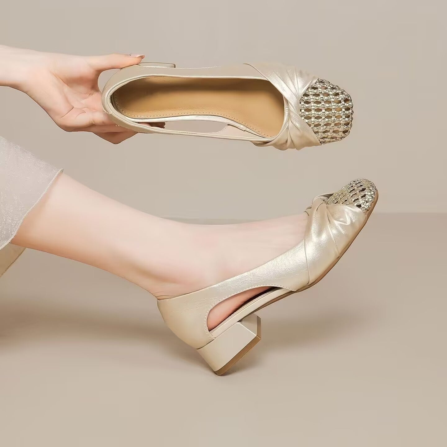 Zapatos de tacón grueso con diseño calado y tejido moderno