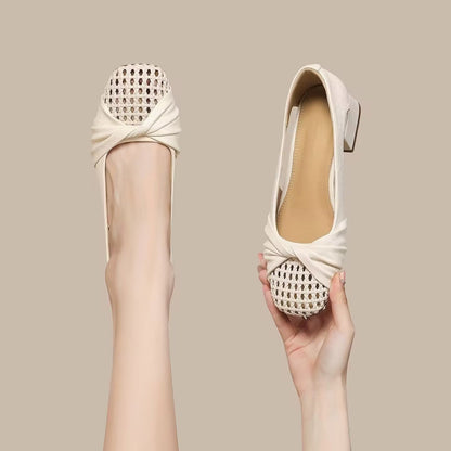 Zapatos de tacón grueso con diseño calado y tejido moderno