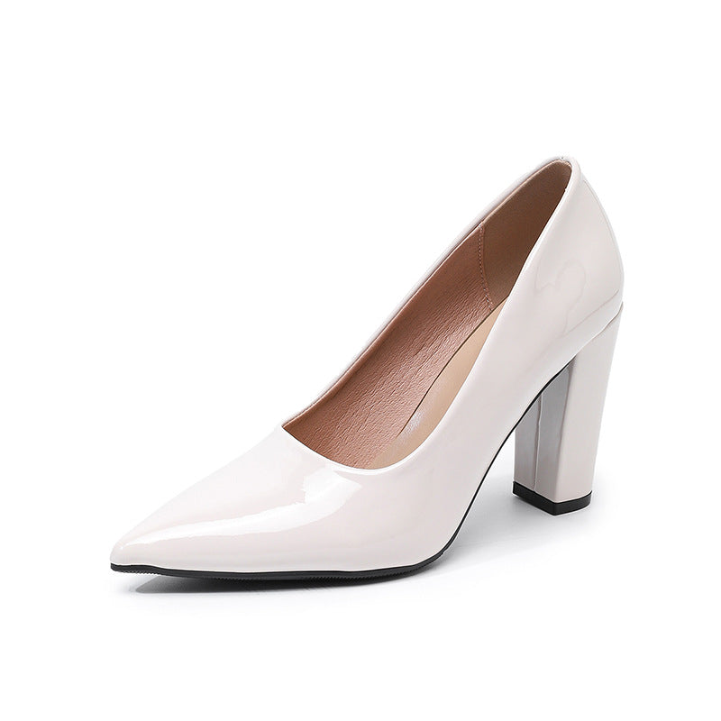 Elegantes tacones altos de charol para mujer