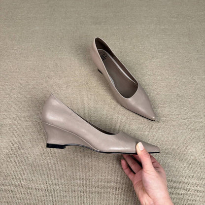Zapatos de piel de punta afilada con tacón de cuña y estilo minimalista