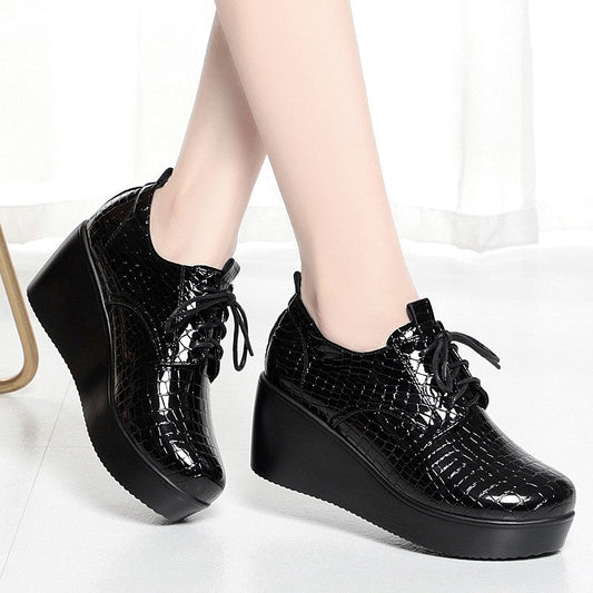 Zapatos de cuña de piel de cocodrilo