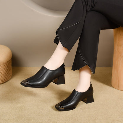 Zapato de tacón medio de piel con punta cuadrada