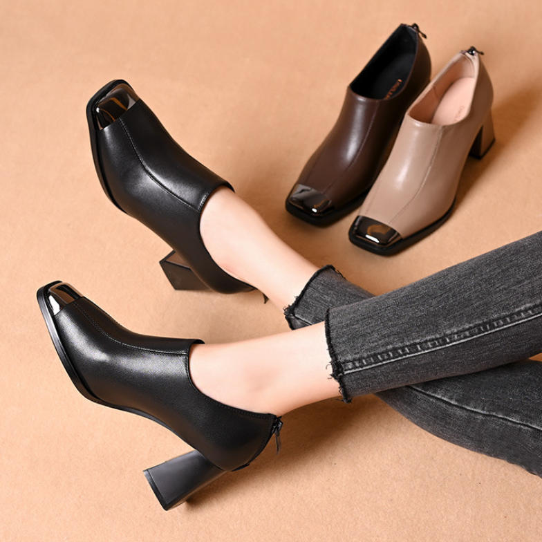 Zapato de tacón medio de piel con punta cuadrada