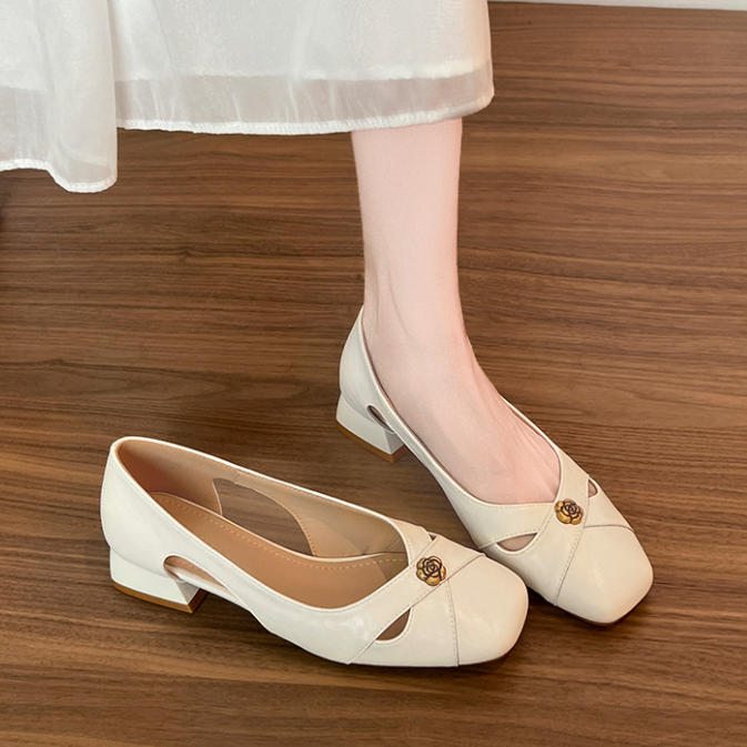Zapatos Mary Jane de tacón grueso con diseño calado