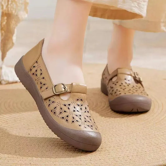 Zapatos de cuero hueco con suela blanda